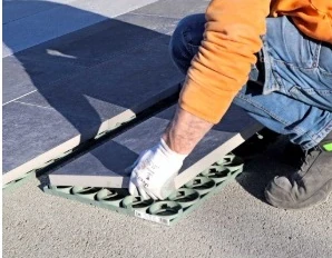Zdj. mocowanie płytki tarasowej w module kratki easy paving.webp